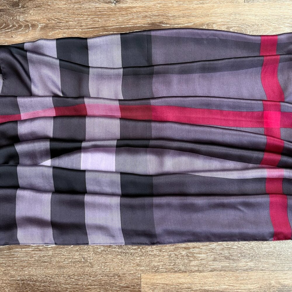 New Burberry Check Print Purple Satin Silk Scarf - Picture 14 of 15